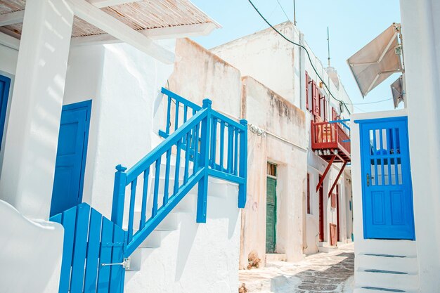 Las estrechas calles de la isla con balcones azules escaleras y flores