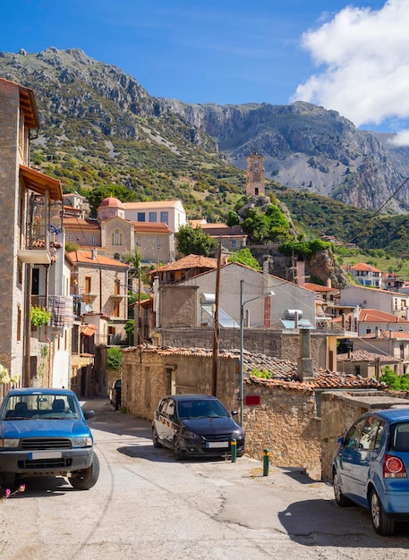 Las estrechas calles y la torre del reloj de la ciudad turística de Arachova en el Monte Parnaso en Grecia