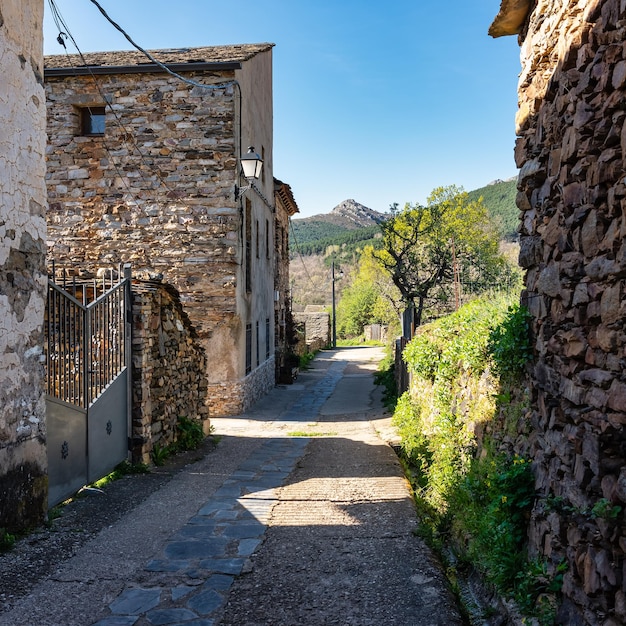 Foto estrecho callejón pintoresco con casas de piedra junto a las montañas del centro de españa