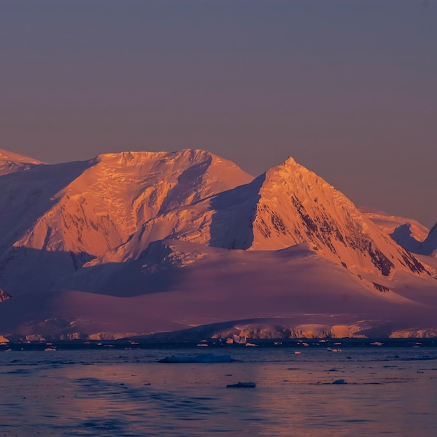 Estrecho de Lemaire paisaje costero montañas e icebergs Península Antártica Antártida