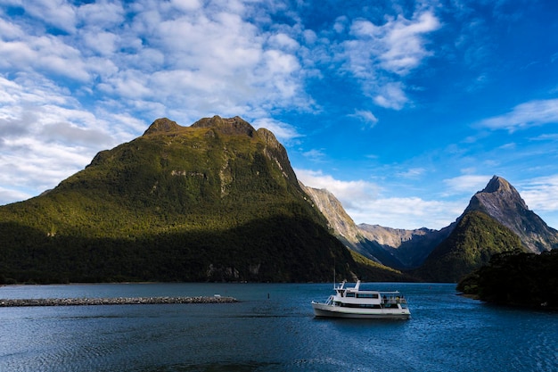 Foto el estrecho de milford, suroeste de nueva zelanda