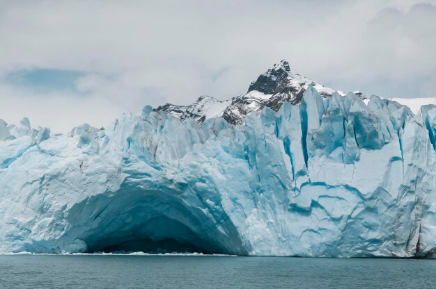 Estreito de Lemaire paisagem costeira montanhas e icebergs Península Antártica Antártica