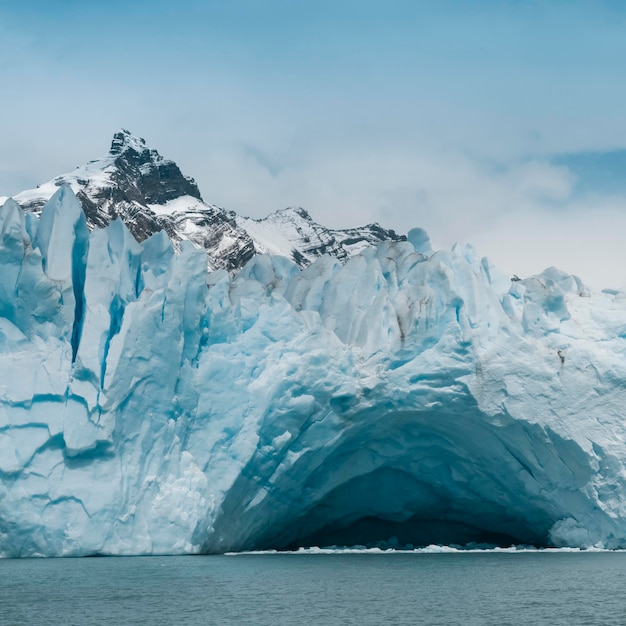 Estreito de Lemaire paisagem costeira montanhas e icebergs Península Antártica Antártica
