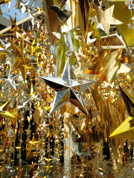 Estrela brilhante da decoração do estilo moderno para tiro festivo e ao ar livre da celebração do Natal.