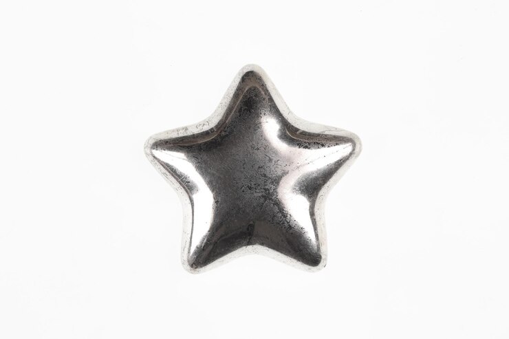 Foto estrela de cinco pontas prateada isolada no fundo branco