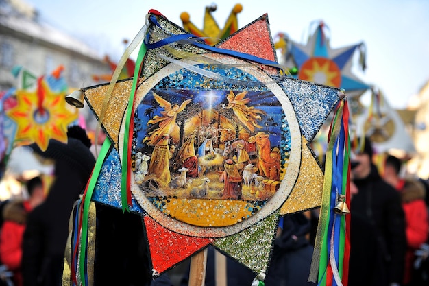 Estrela de Natal artesanal - um atributo tradicional do rito natalino de canções de natal na Ucrânia