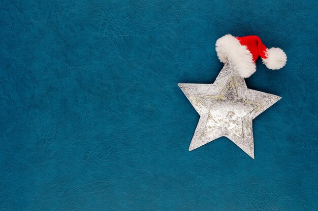 Estrela de Natal com decoração de chapéu de Papai Noel. Estrela de Natal em azul.