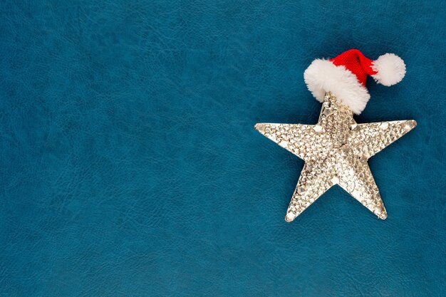 Estrela de Natal com decoração de chapéu de Papai Noel