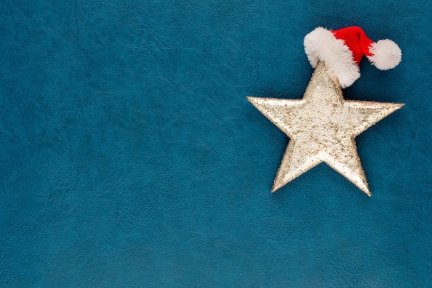 Estrela de Natal com decoração de chapéu de Papai Noel.