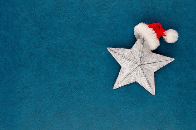 Foto estrela de natal com decoração de chapéu de papai noel