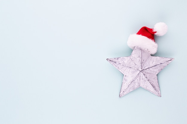 Estrela de Natal, decoração em fundo de cor pastel. Conceito mínimo de Natal ou ano novo.