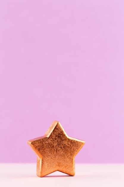 Estrela de Natal, decoração em fundo de cor pastel. Conceito mínimo de Natal ou ano novo.