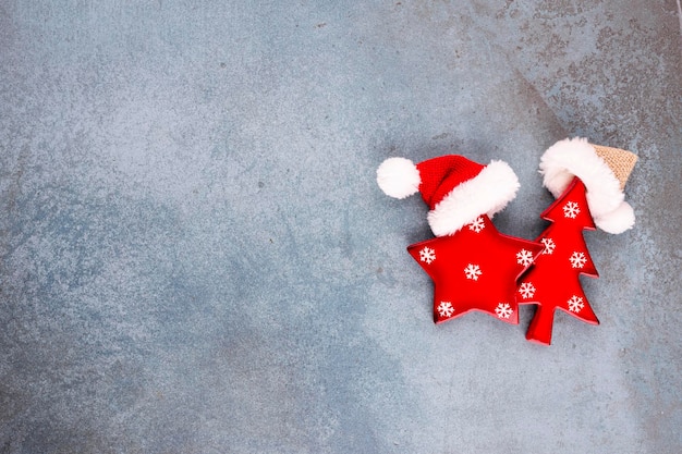 Estrela de Natal e chapéu de Papai Noel, decoração em fundo azul pastel.