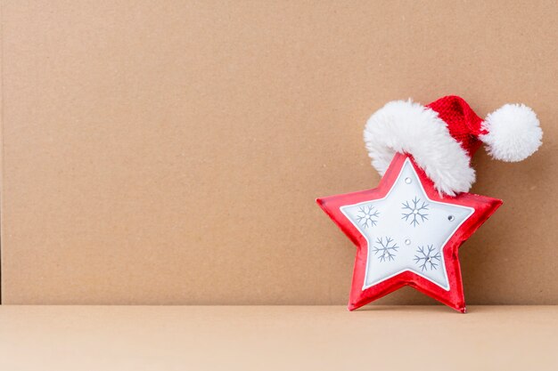 Estrela de Natal e chapéu de Papai Noel, decoração em fundo de papel.