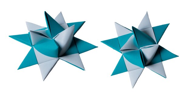 Estrela de origami azul e branca isolada em recorte de fundo branco ou transparente