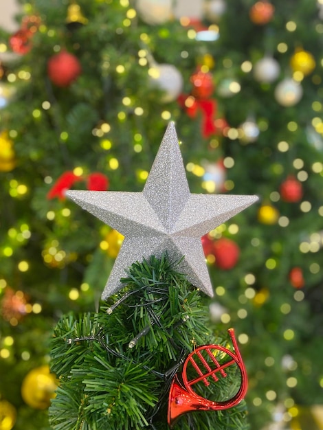 Estrela de prata no fundo da árvore de Natal. Feliz Ano Novo e Feliz Natal 2023 celebração