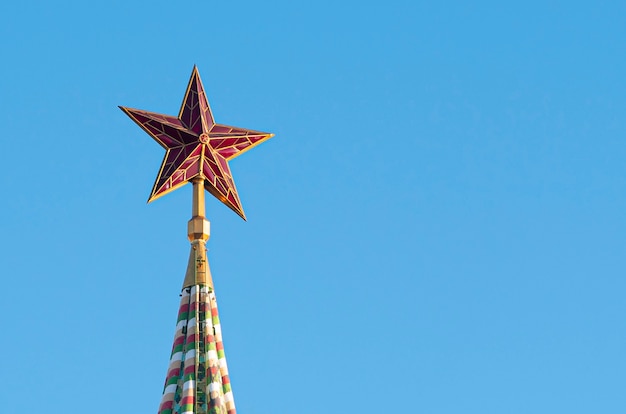 Estrela de rubi vermelha no topo da torre spasskaya do kremlin de moscou em moscou