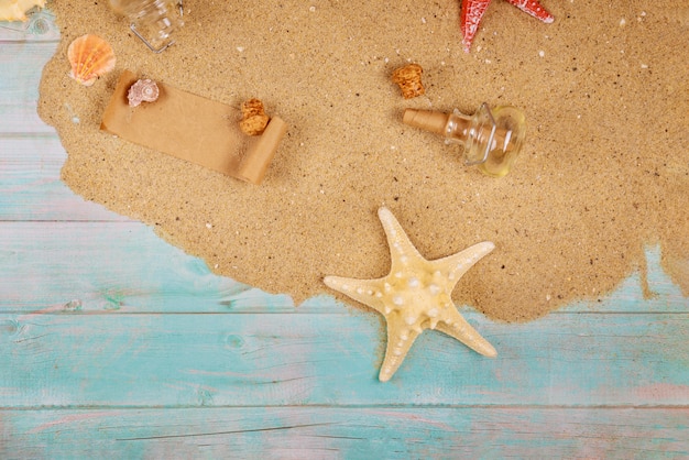 Estrela do mar com conchas na areia do mar