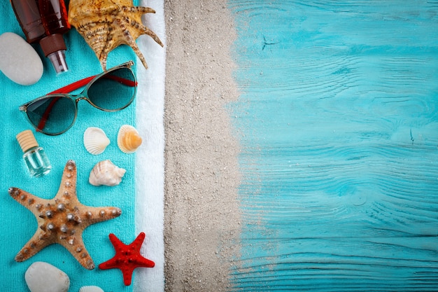 Estrela do mar, seixos e conchas, deitado sobre uma superfície de madeira azul