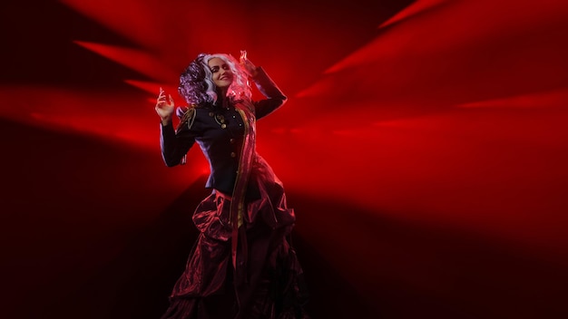 Estrela do show uma heroína da moda na passarela à luz de holofotes vermelhos um brilhante e sh ...