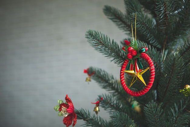 Foto estrela para o natal decorado na árvore