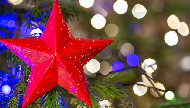 Foto estrela vermelha da árvore de natal com luzes bokeh na cidade