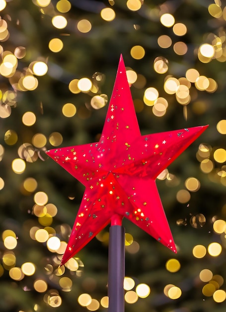 Foto estrela vermelha da árvore de natal com luzes bokeh