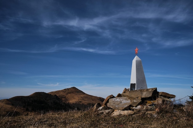 Estrela vermelha no memorial simboliza memória e tristeza Monumento aos soldados caídos na guerra