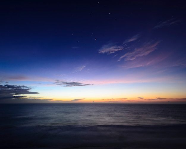 Estrelas ao nascer do sol sobre o Oceano Atlântico