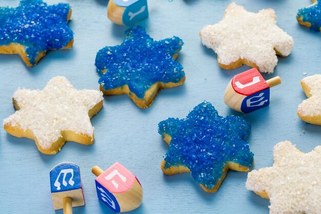 Estrelas brancas e azuis de Hanukkah entregam biscoitos de açúcar congelados,