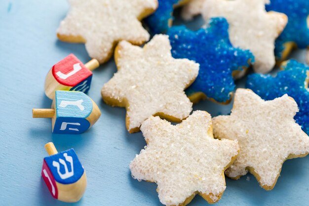 Estrelas brancas e azuis de Hanukkah entregam biscoitos de açúcar congelados,