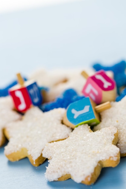 Estrelas brancas e azuis de Hanukkah entregam biscoitos de açúcar congelados,