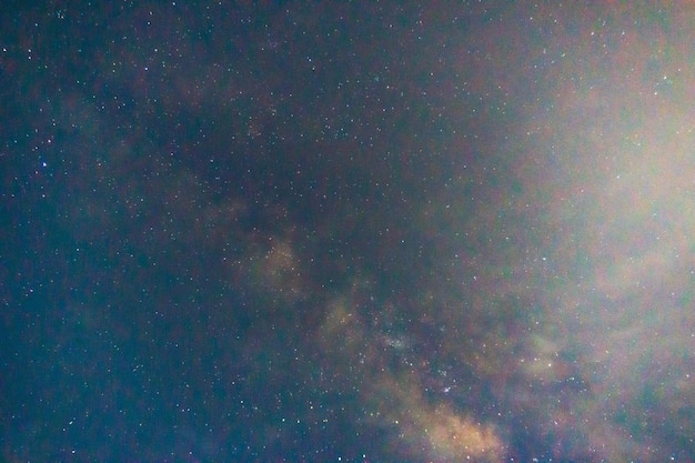 Estrelas da galáxia da Via Láctea na noite nevoenta