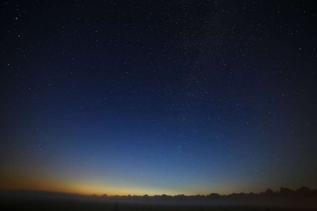 Estrelas da Via Láctea no céu noturno. Espaço no fundo da madrugada da manhã.