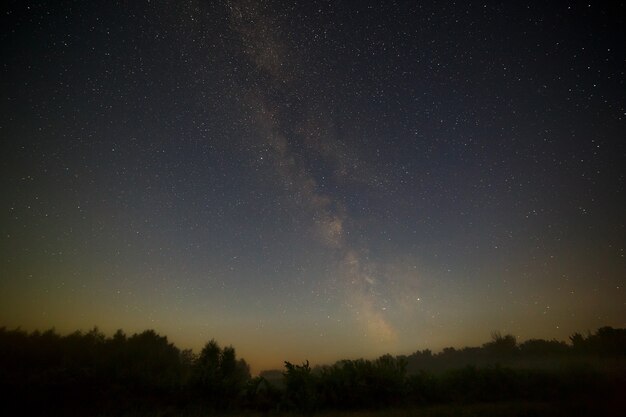 Estrelas da Via Láctea no céu noturno