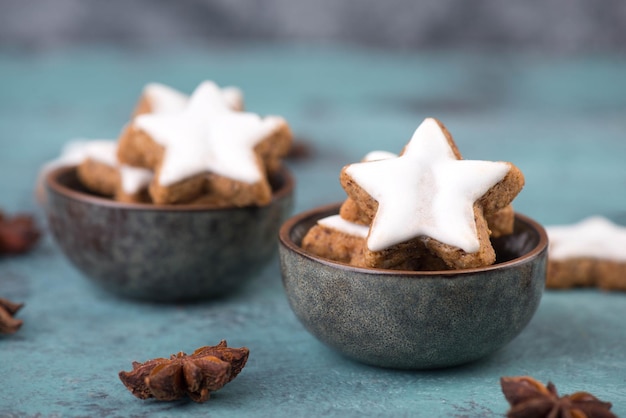 Estrelas de canela, biscoitos de natal alemães tradicionais, pão de gengibre, espaço de cópia vazio