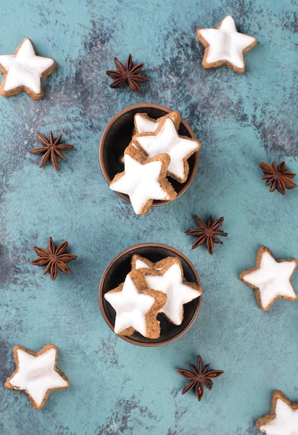 Estrelas de canela, biscoitos de natal alemães tradicionais, pão de gengibre, espaço de cópia vazio