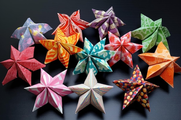 Estrelas de origami em vários estágios de dobragem