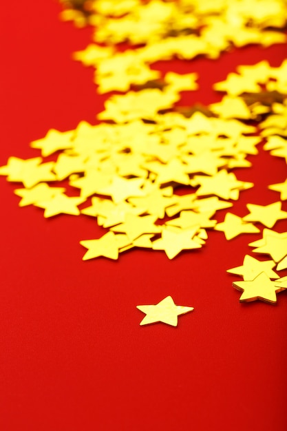 Estrelas de papel dourado brilhante