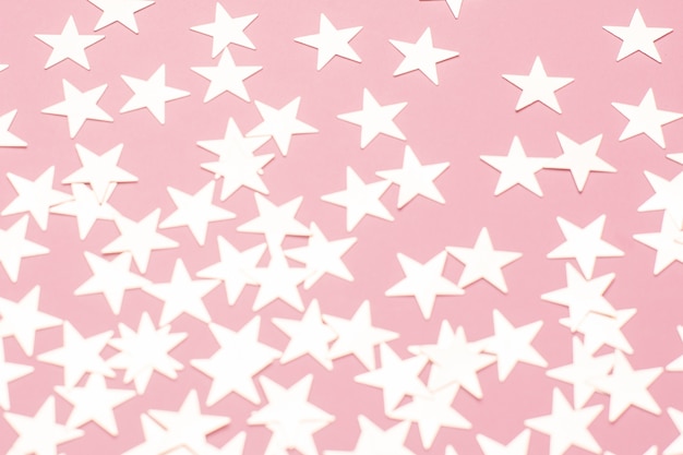 Estrelas de prata na superfície rosa