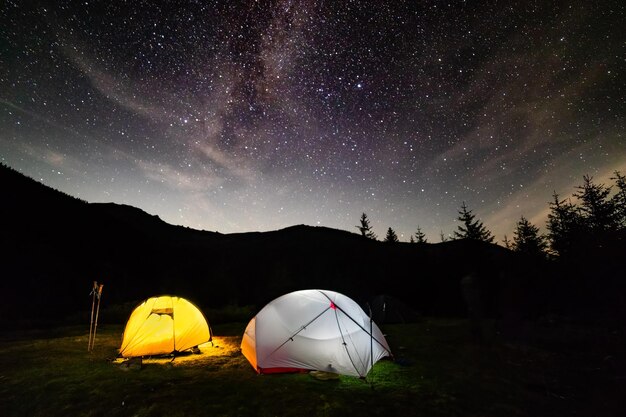 Estrelas do céu da via láctea sobre o acampamento da montanha alta