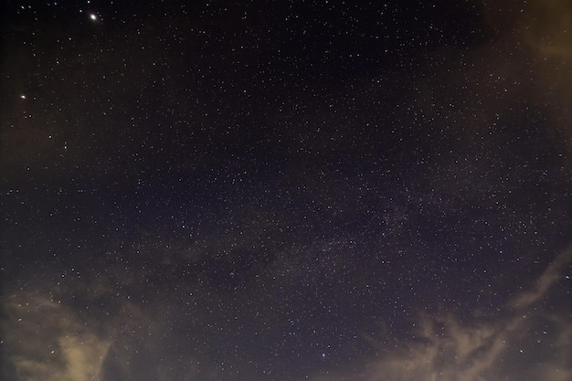 Estrelas do céu, nuvens, Via Láctea à noite