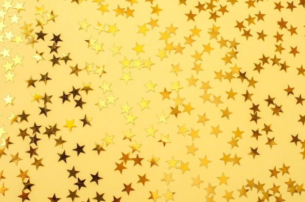 Estrelas douradas em um fundo amarelo.