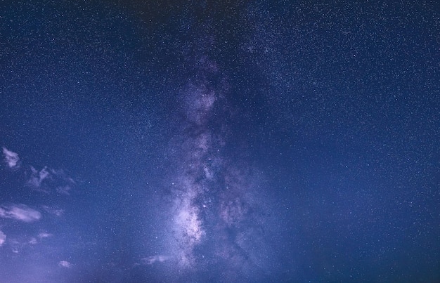 Estrelas e Via Láctea à noite