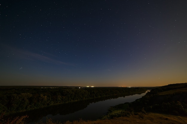 Estrelas no céu noturno sobre o rio