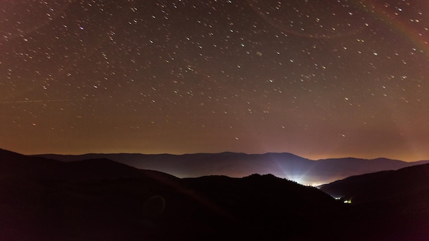 Estrelas sobre as montanhas dos cárpatos maravilhoso e incrível céu noturno sobre kamenka uma visão mágica cinematográfica do espaço universal com milhões de estrelas brilhantes synevyr pass cárpatos ucrânia