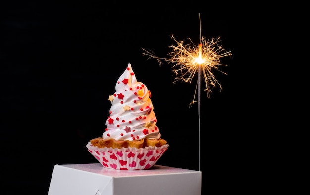 Estrelinhas e bolo de merengue em fundo preto para o dia dos namorados.