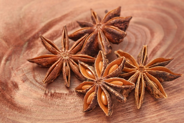 Estrella de anís o especias de árbol de anís en mesa de madera