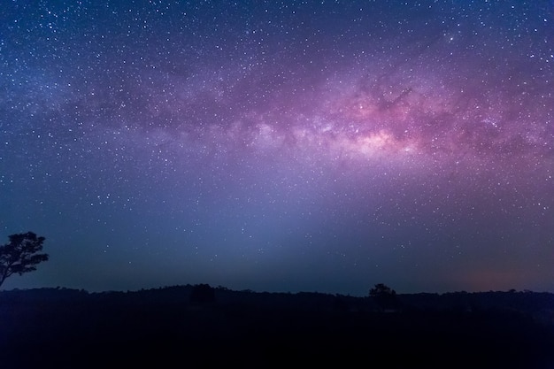 Foto estrella, astronomía, galaxia de la vía láctea, fotografía de larga exposición con grano en el parque natural thung kamang,