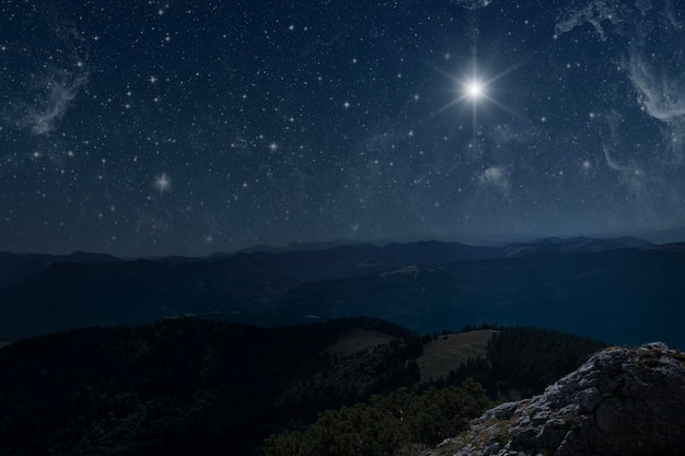 La estrella brilla sobre el pesebre de navidad de Jesucristo